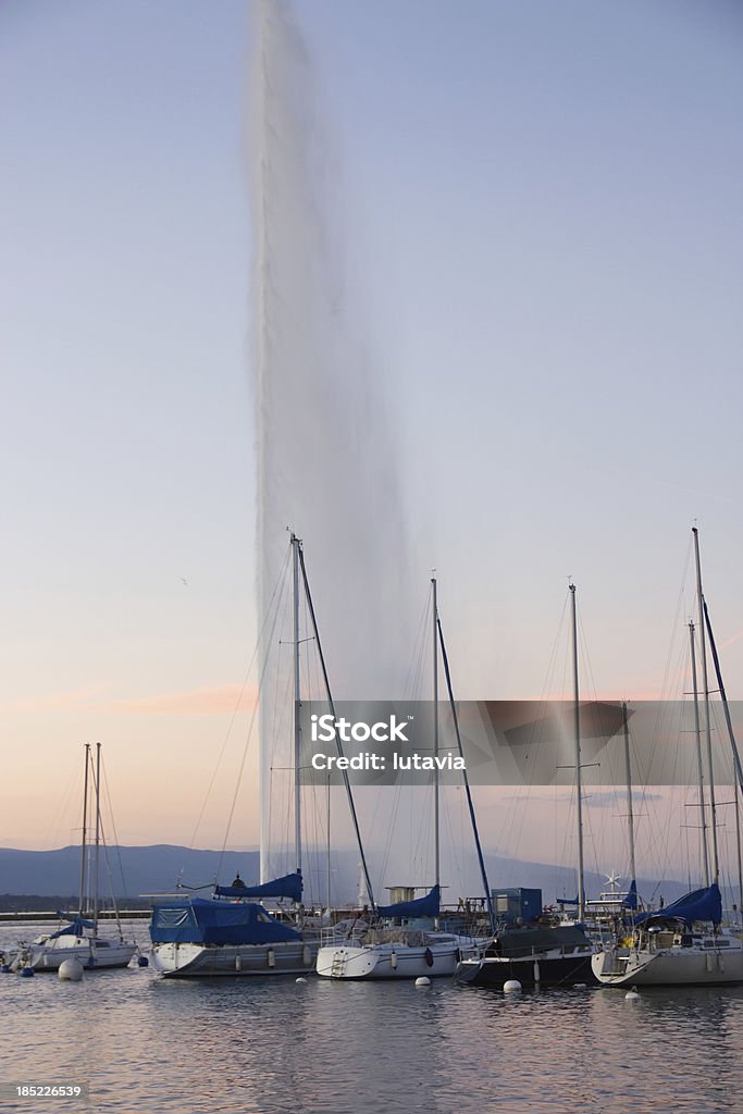 La hermosa fuente en el lago ginebra - Foto de stock de Agua libre de derechos