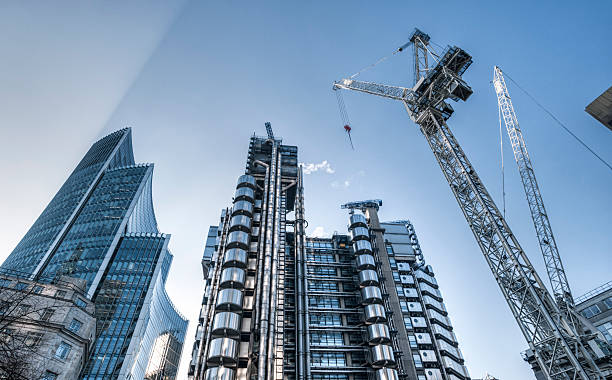 wolkenkratzer und baustelle in london - steel construction site construction glass stock-fotos und bilder