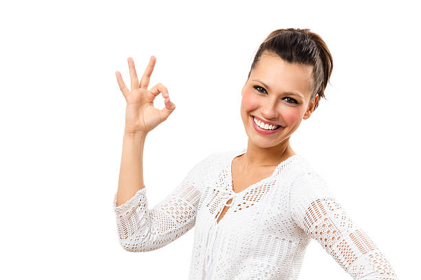 hermosa mujer mostrando un gesto de ok - confidence toothy smile thumbs up ok sign fotografías e imágenes de stock