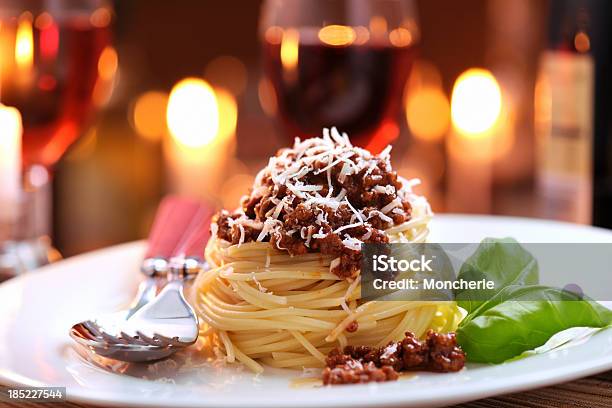 Espagueti Boloñesa Con Queso Parmesano Foto de stock y más banco de imágenes de Pasta - Pasta, Cultura Italiana, Vino