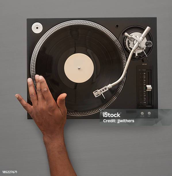 African American Hand Spinning Rekord Auf Biegen Sie Am Tisch Stockfoto und mehr Bilder von DJ