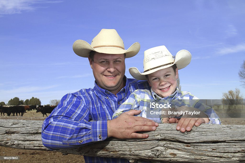 Père et fils sur ses Ranch - Photo de Agriculteur libre de droits