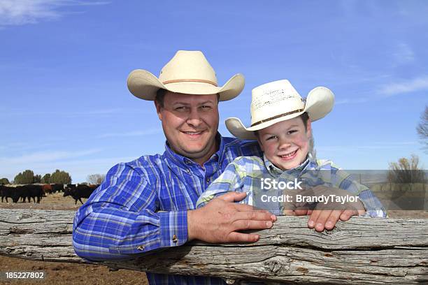 Photo libre de droit de Père Et Fils Sur Ses Ranch banque d'images et plus d'images libres de droit de Agriculteur - Agriculteur, Idaho, Cow-boy
