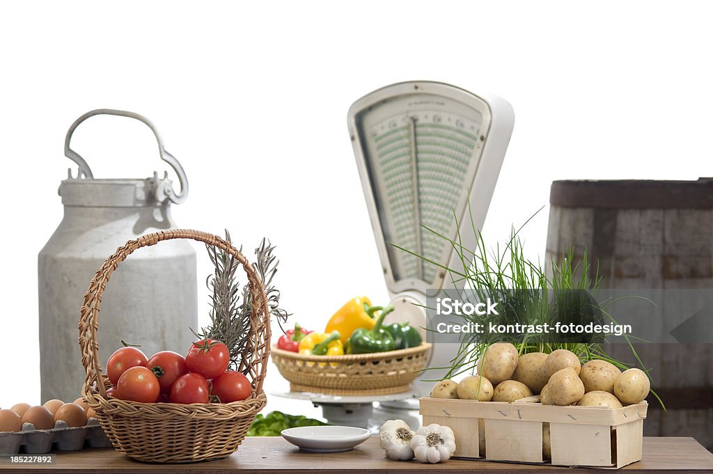 Verduras frescas y vintage escala de peso - Foto de stock de Ajo libre de derechos