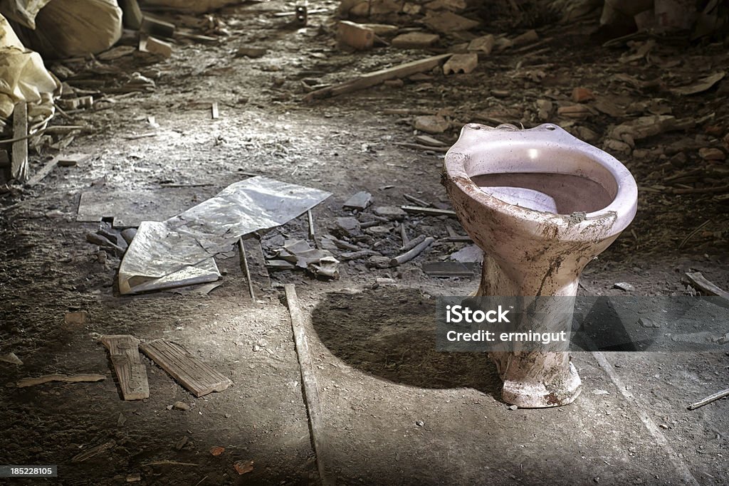 Toilette in alten verlassenen Haus - Lizenzfrei Alt Stock-Foto