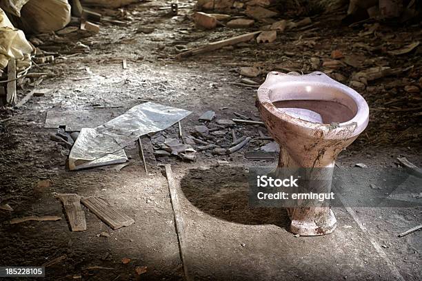 Photo libre de droit de Toilettes De La Vieille Maison Déserte banque d'images et plus d'images libres de droit de Antihygiénique - Antihygiénique, Beauté, Blanc