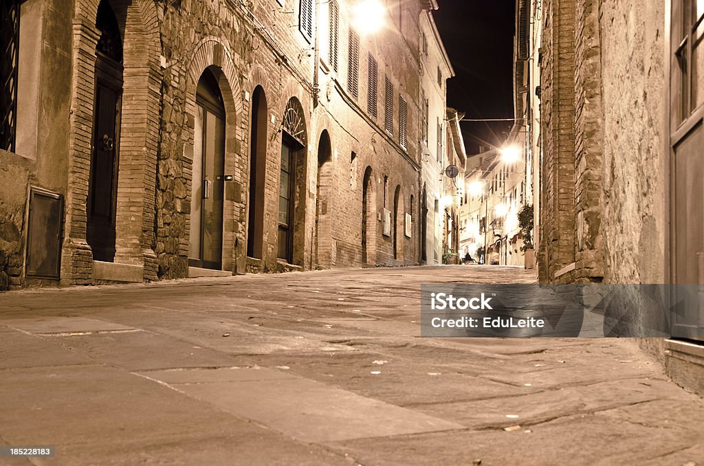 Antiga rua da cidade - Foto de stock de Antigo royalty-free