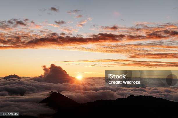 Foto de Nascer Do Sol Sobre Haleakala Vulcão Maui e mais fotos de stock de Nascer do sol - Nascer do sol, Parque Nacional de Haleakala, Beleza