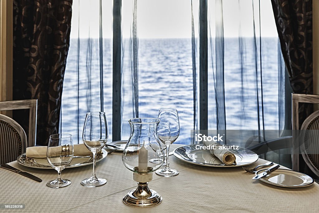 Raffinato ristorante tavolo per due con vista oceano - Foto stock royalty-free di Ristorante