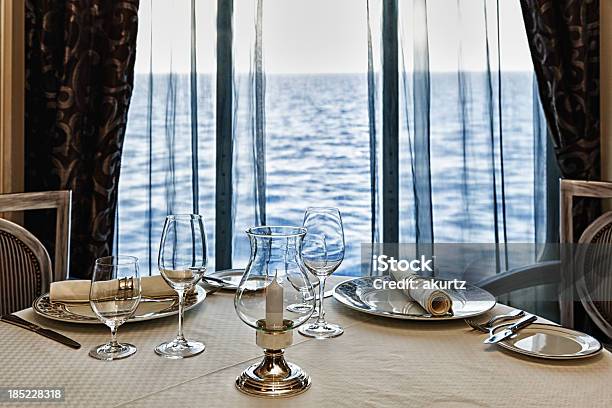 Raffinato Ristorante Tavolo Per Due Con Vista Oceano - Fotografie stock e altre immagini di Ristorante