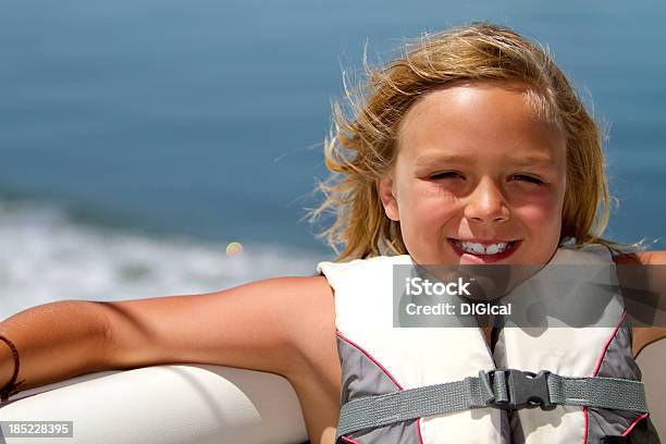 Boy Navegación Foto de stock y más banco de imágenes de 10-11 años - 10-11 años, Agua, Aislado