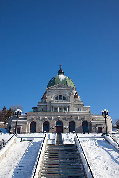 st joseph oratorio in inverno, montreal, quebec - st joseph oratory foto e immagini stock