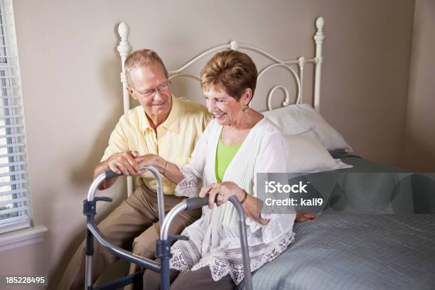 사랑하는 선임 커플입니다 Walker 2명에 대한 스톡 사진 및 기타 이미지 - 2명, 70-79세, 가정간병인