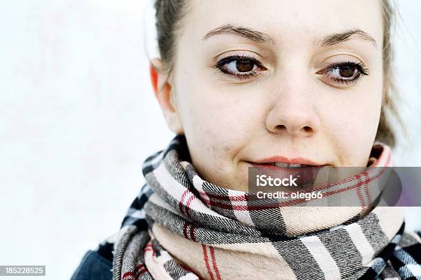 Teen Ragazza - Fotografie stock e altre immagini di Abiti pesanti - Abiti pesanti, Adolescente, Adulto