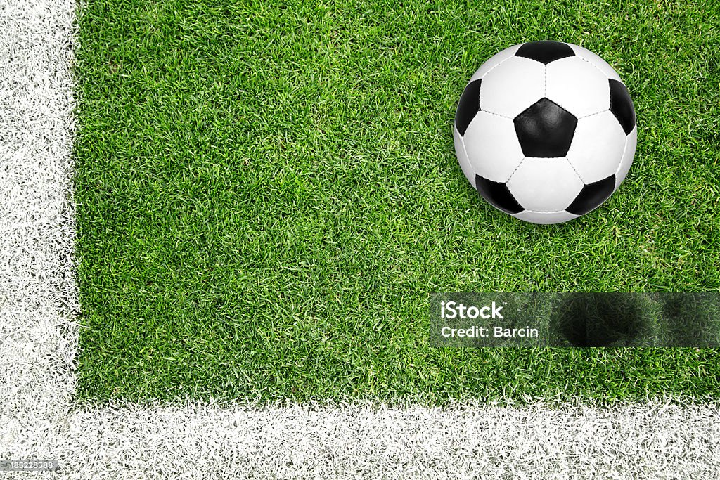 Pallone da calcio su erba verde - Foto stock royalty-free di Ambientazione esterna