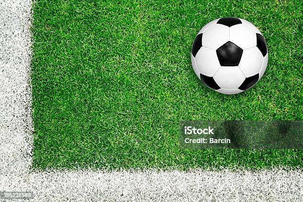 Pallone Da Calcio Su Erba Verde - Fotografie stock e altre immagini di Ambientazione esterna - Ambientazione esterna, Attrezzatura sportiva, Bianco