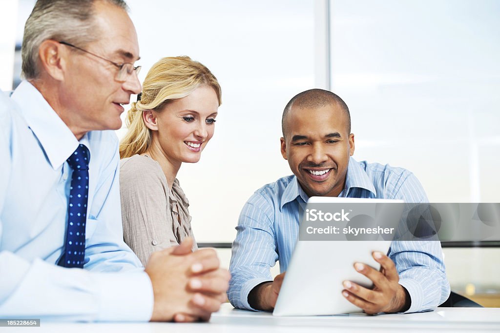 Tres empresarios trabajando en una pantalla táctil. - Foto de stock de Adulto libre de derechos