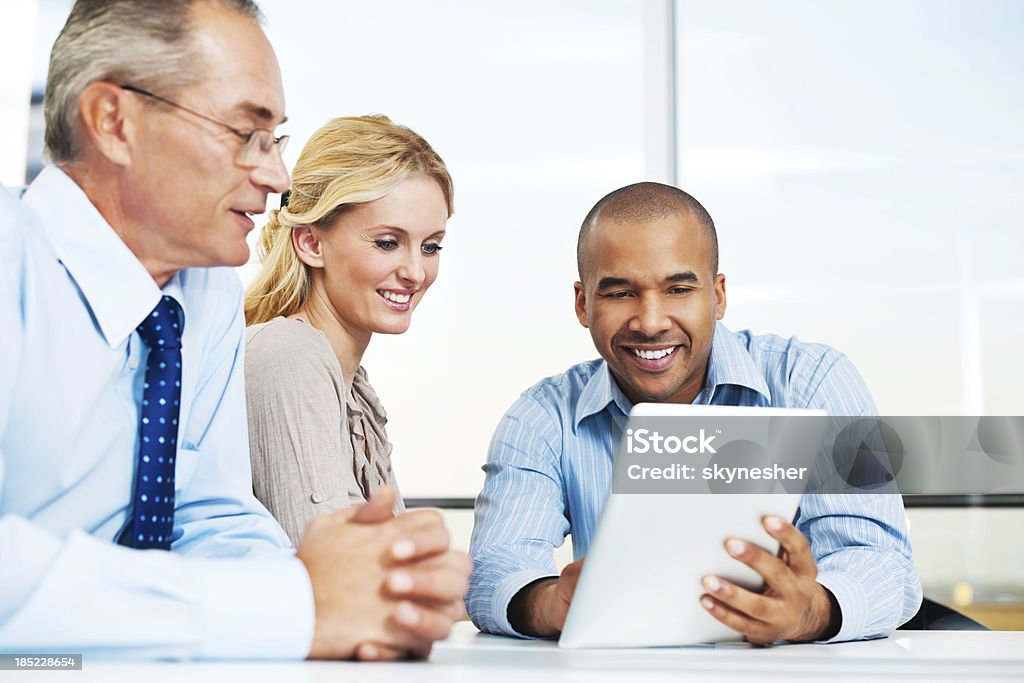 Três empresários trabalhando no touchpad. - Royalty-free Adulto Foto de stock