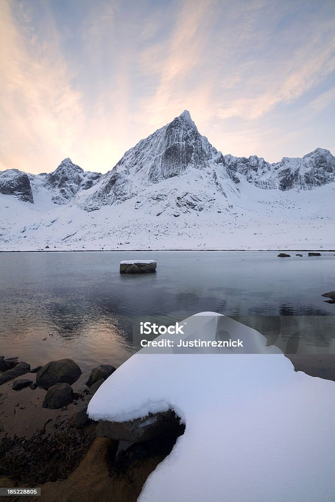 Fiorde Noruega-do-sol do inverno - Foto de stock de Alpes Lyngen royalty-free