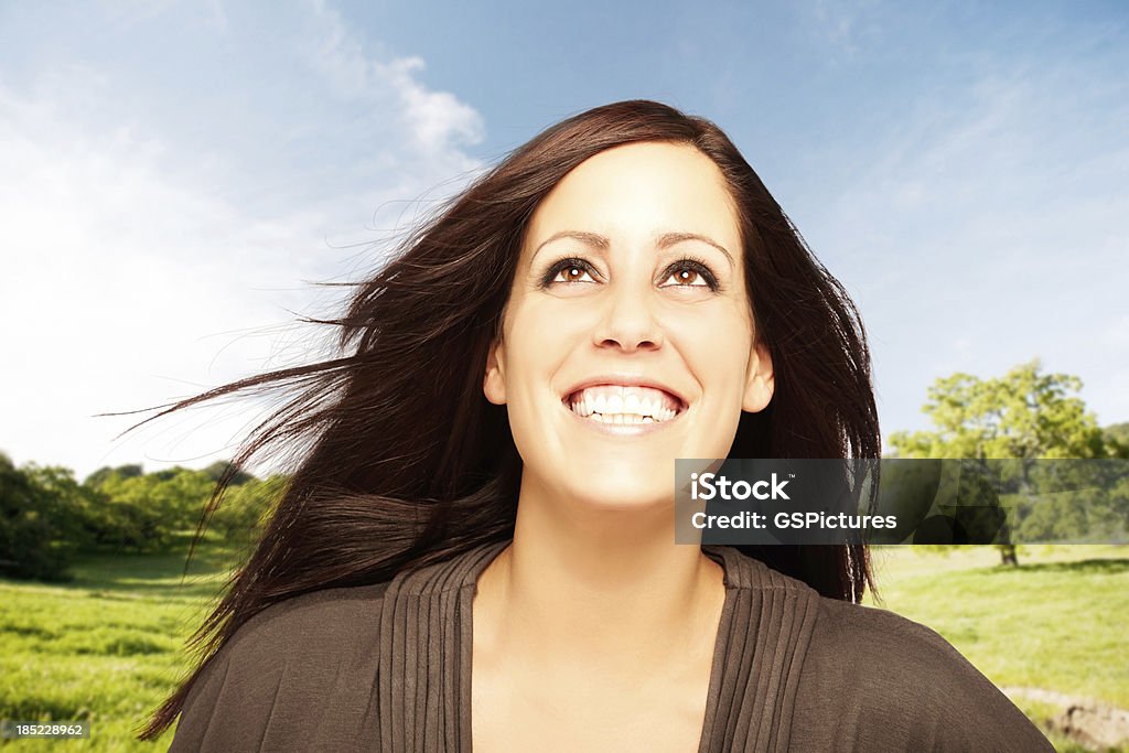 美しい若い笑顔の女性の自然 - 1人のロイヤリティフリーストックフォト