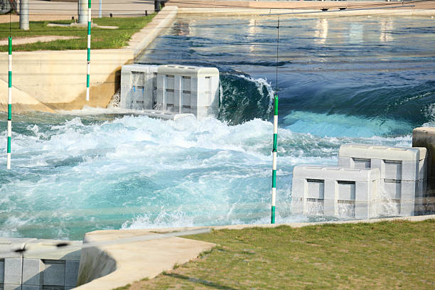 alimentatore piscina con cascata rafting corso indicatore mostrando porta - rapid water rafting artificial foto e immagini stock