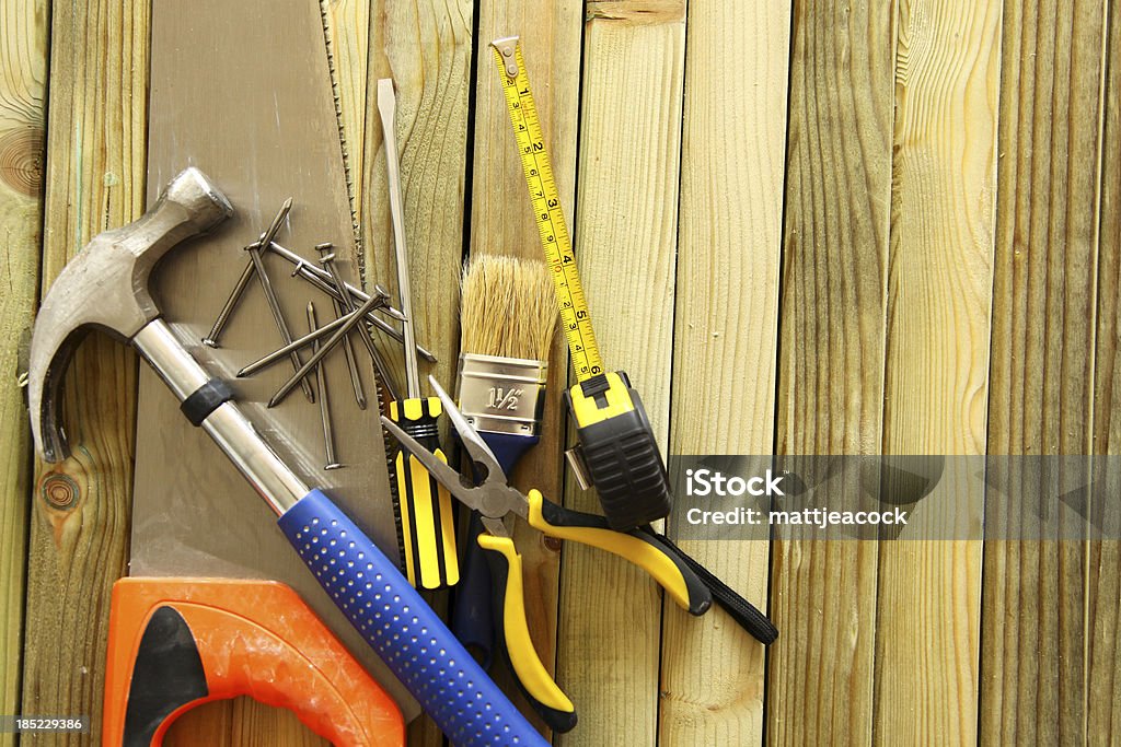 Ferramentas de trabalho em fundo de madeira - Foto de stock de Carpintaria royalty-free