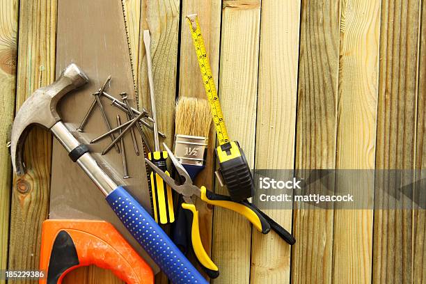 Foto de Ferramentas De Trabalho Em Fundo De Madeira e mais fotos de stock de Carpintaria - Carpintaria, Chave de fenda, Dentado - Descrição Geral