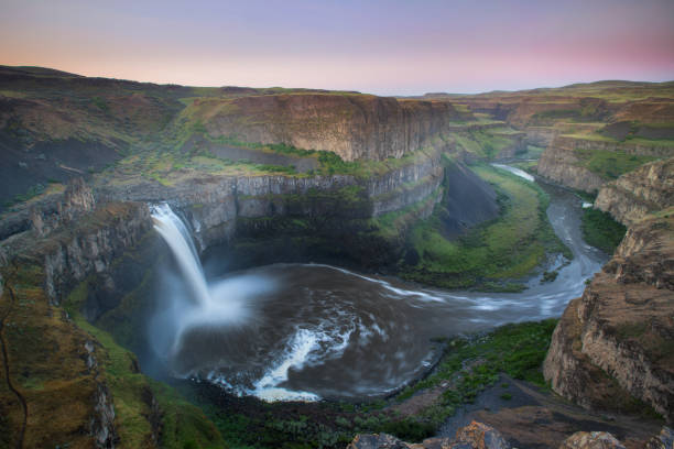 vista all'alba della cascata di palouse che scolpisce paesaggi di canyon profondi e complessi. palouse cade dichiara la parte, washington usa. - palouse foto e immagini stock