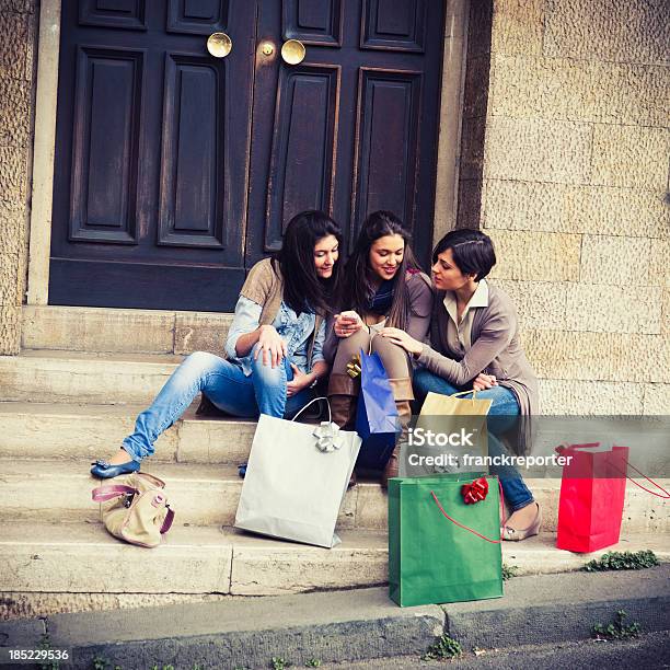 Menina De Adolescentes Fora Sua Casa Depois De Fazer Compras Mensagens De Texto - Fotografias de stock e mais imagens de Comunidade