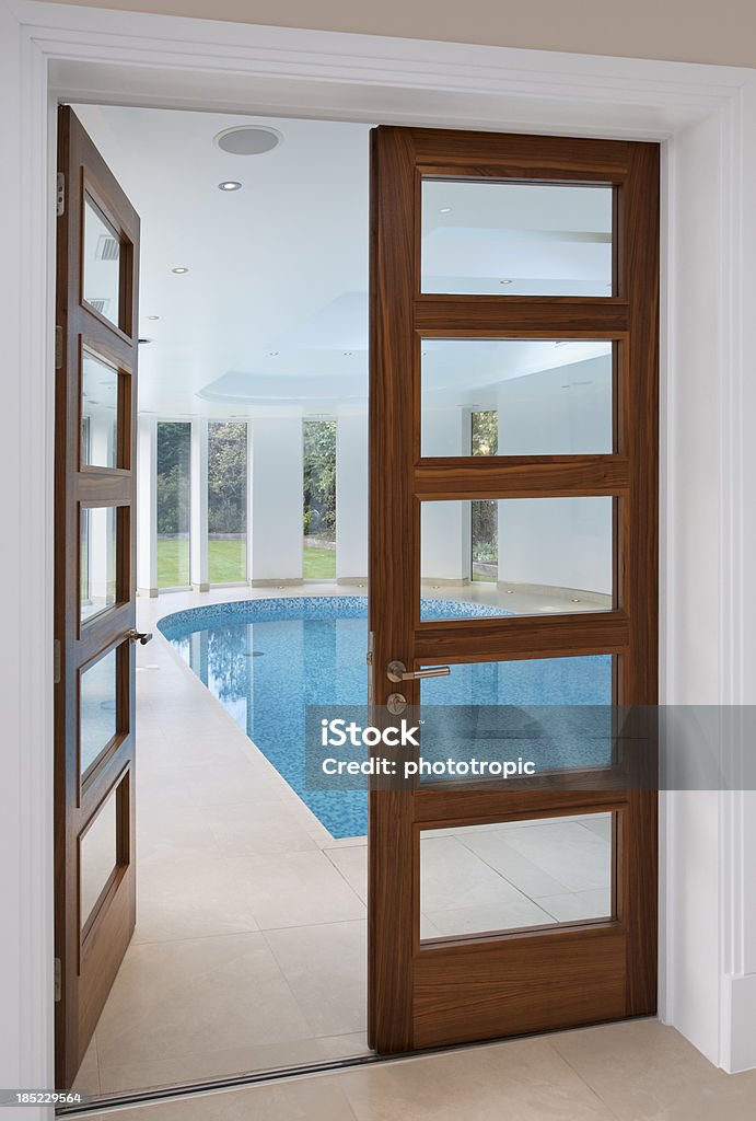 Portas a uma indoor pool - Royalty-free Porta Foto de stock