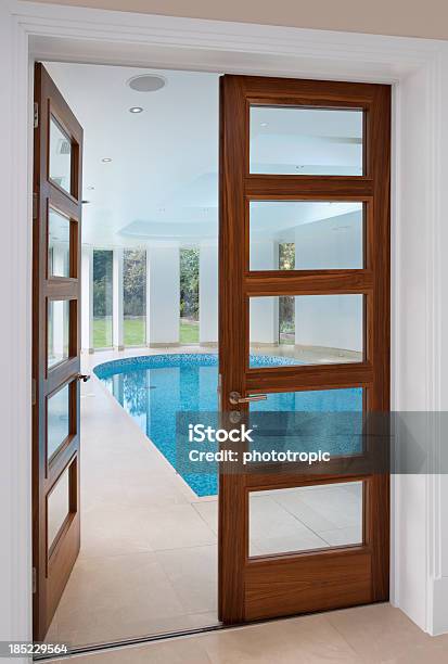 Portas A Uma Indoor Pool - Fotografias de stock e mais imagens de Porta - Porta, Veio de Madeira, Aberto