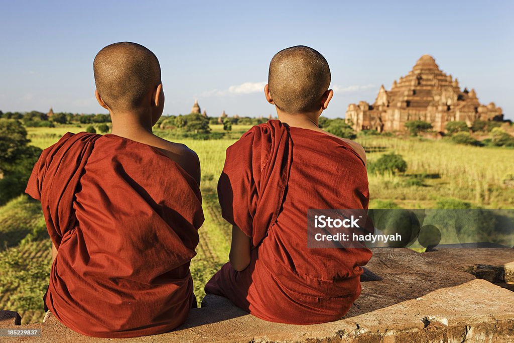 Jeunes Moines bouddhistes - Photo de Admirer le paysage libre de droits