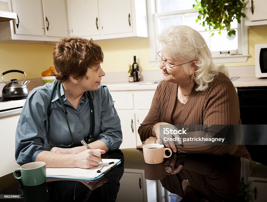 Médico fazendo uma chamada de casa - Foto de stock de Ensinar royalty-free