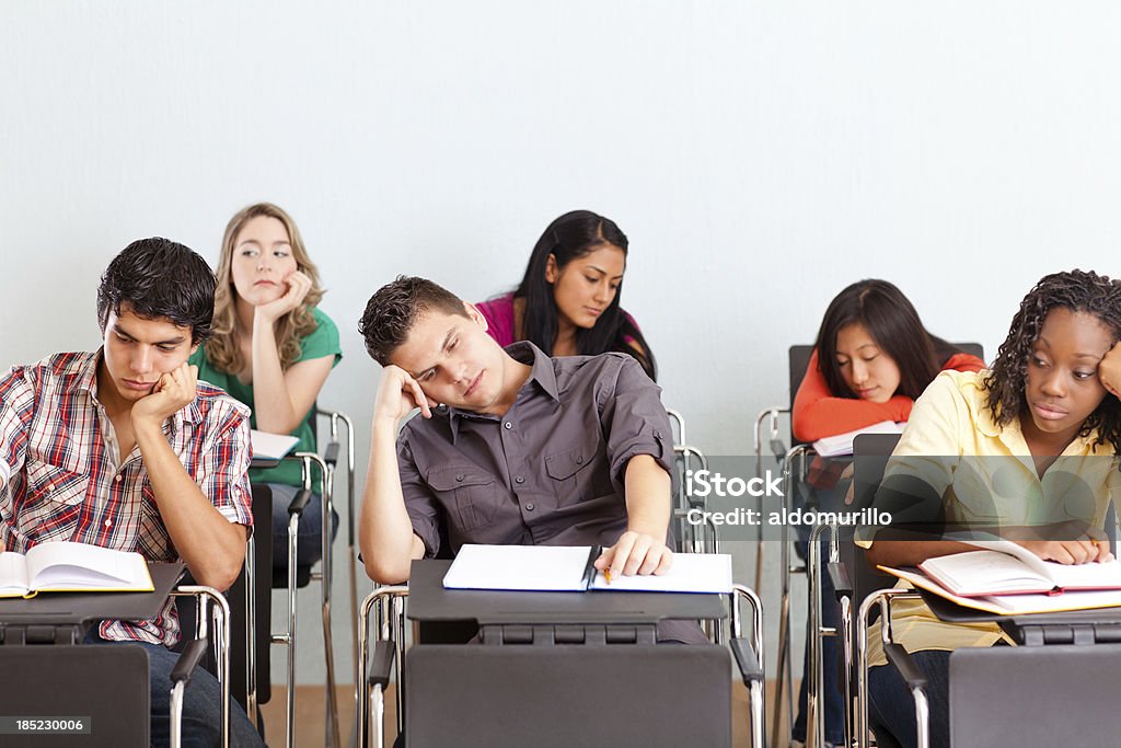 Multi-ethnischen Studenten Langeweile während Klasse - Lizenzfrei Langeweile Stock-Foto
