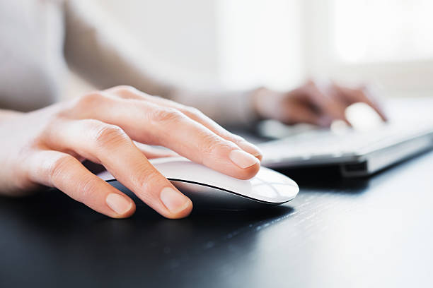 hand with computer mouse - mouse computer stockfoto's en -beelden