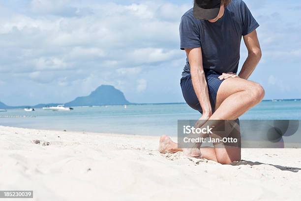 Dor No Tendão De Aquiles - Fotografias de stock e mais imagens de Doença - Doença, Praia, Tendão de Aquiles