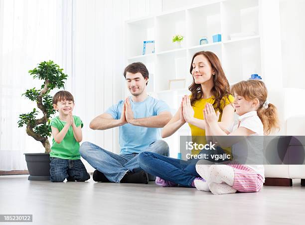 Familia Con Niños Practicar Yoga En Su Hogar Foto de stock y más banco de imágenes de Familia - Familia, Interior de la casa, Meditar