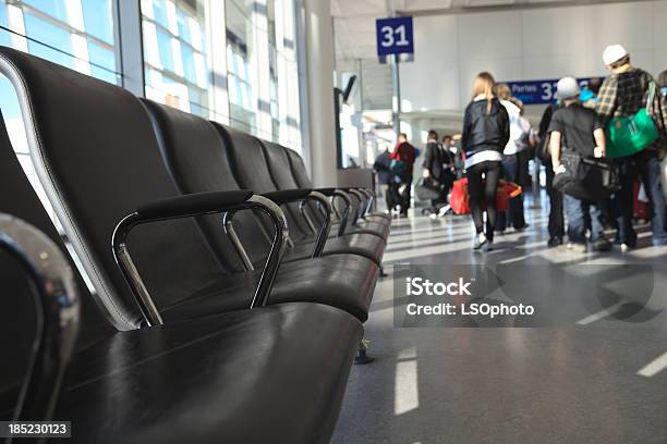 Aeropuerto De Pasajeros Foto de stock y más banco de imágenes de Adulto - Adulto, Aeropuerto, Apearse