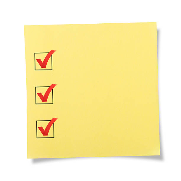 lista de verificación - adhesive note note pad paper yellow fotografías e imágenes de stock