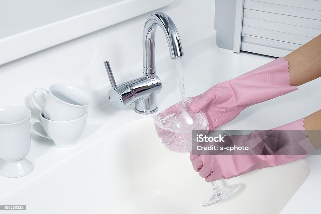 手の手袋皿洗い - 保護用手袋のロイヤリティフリーストックフォト