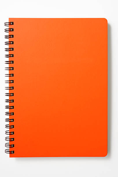 isolé touche de rouge carnet à spirale sur fond blanc - spiral notebook spiral ring binder blank photos et images de collection