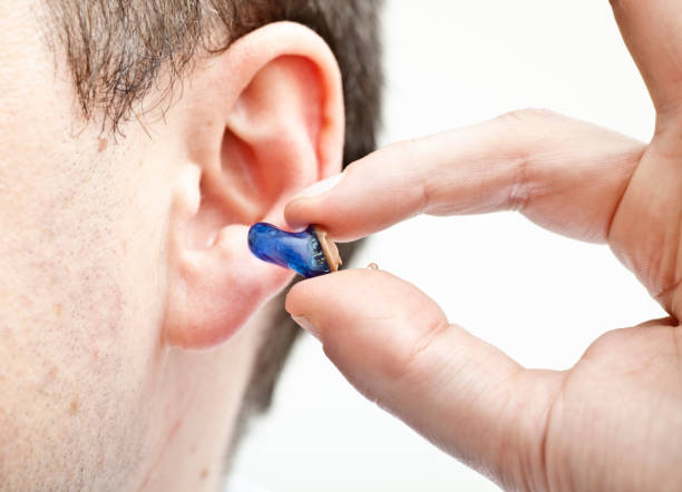 im ohr hörgerät - hearing aid audiologist audiology small stock-fotos und bilder
