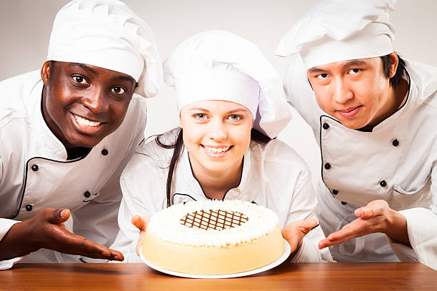 equipe de confectioners com bolo - asian ethnicity chef fine dining creativity - fotografias e filmes do acervo