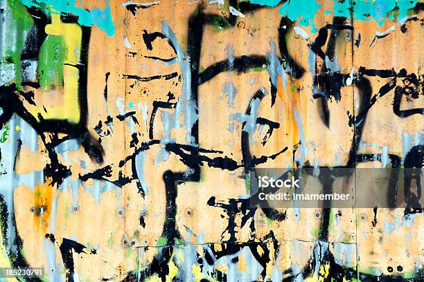 Photo libre de droit de Couleur Graffiti Sur Le Mur Vieilli Tôle Ondulée banque d'images et plus d'images libres de droit de Abstrait - Abstrait, Antihygiénique, Art
