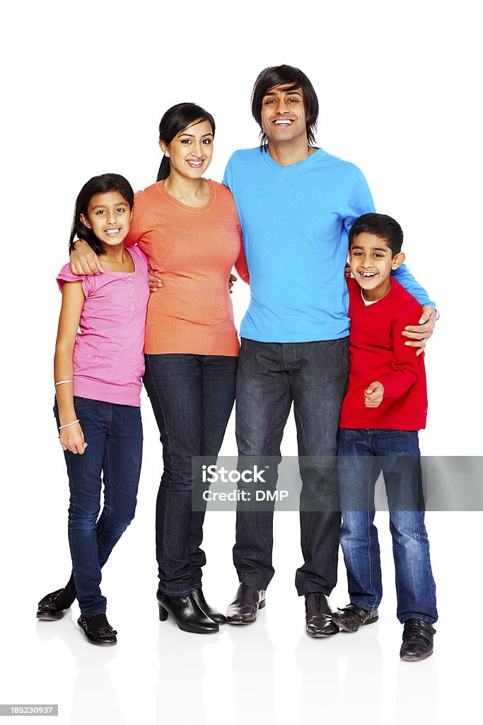 Indian família pé juntos isolado a branco - Royalty-free Família Foto de stock