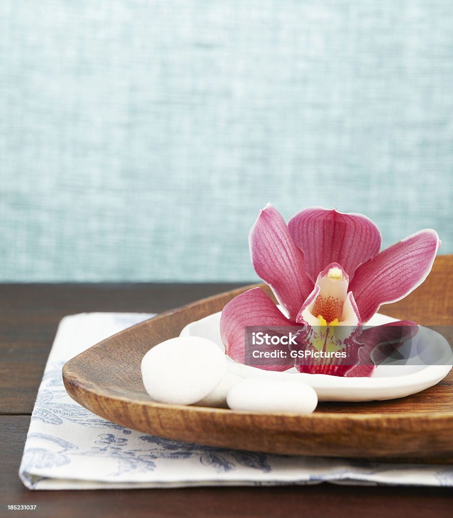 Cerca de un rosa orchid en bandeja de madera - Foto de stock de Apilar libre de derechos