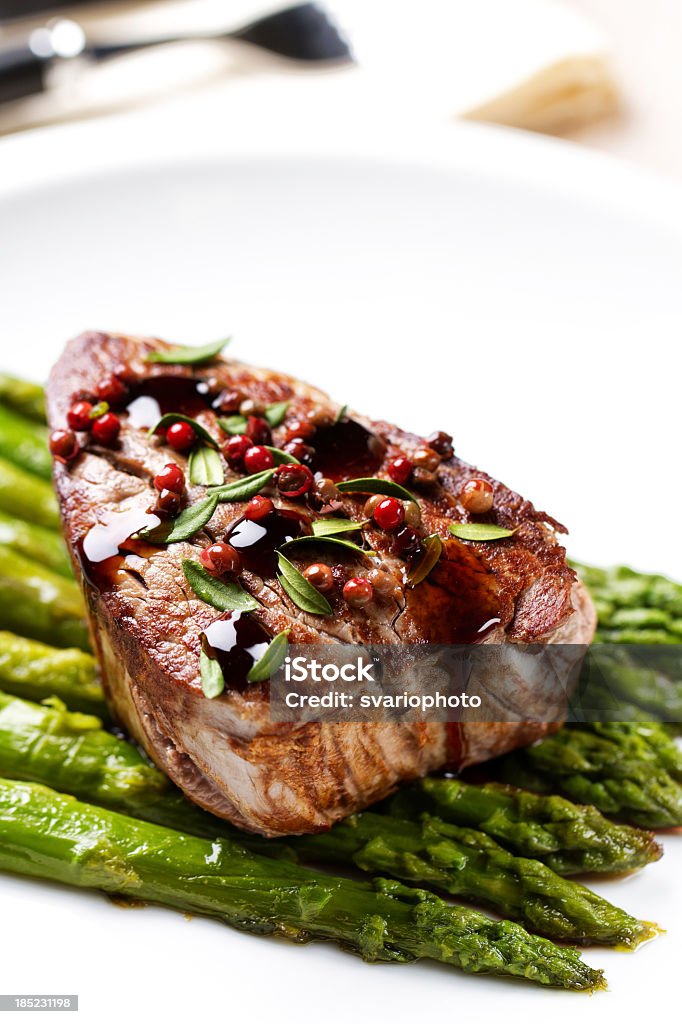 Filé de carne bovina com pimenta rosa e aspargos - Foto de stock de Bife royalty-free