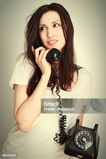 Telefone Retro Conversa - Fotografias de stock e mais imagens de 1970-1979 - 1970-1979, A usar um telefone, Adulto