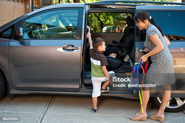 Dolce Minivan Azione - Fotografie stock e altre immagini di Monovolume - Monovolume, Automobile, Bambino