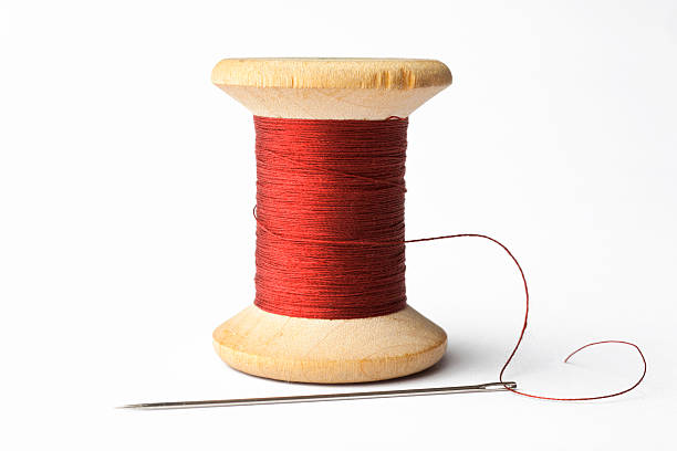 aguja y línea roja - embroidery spool thread sewing fotografías e imágenes de stock